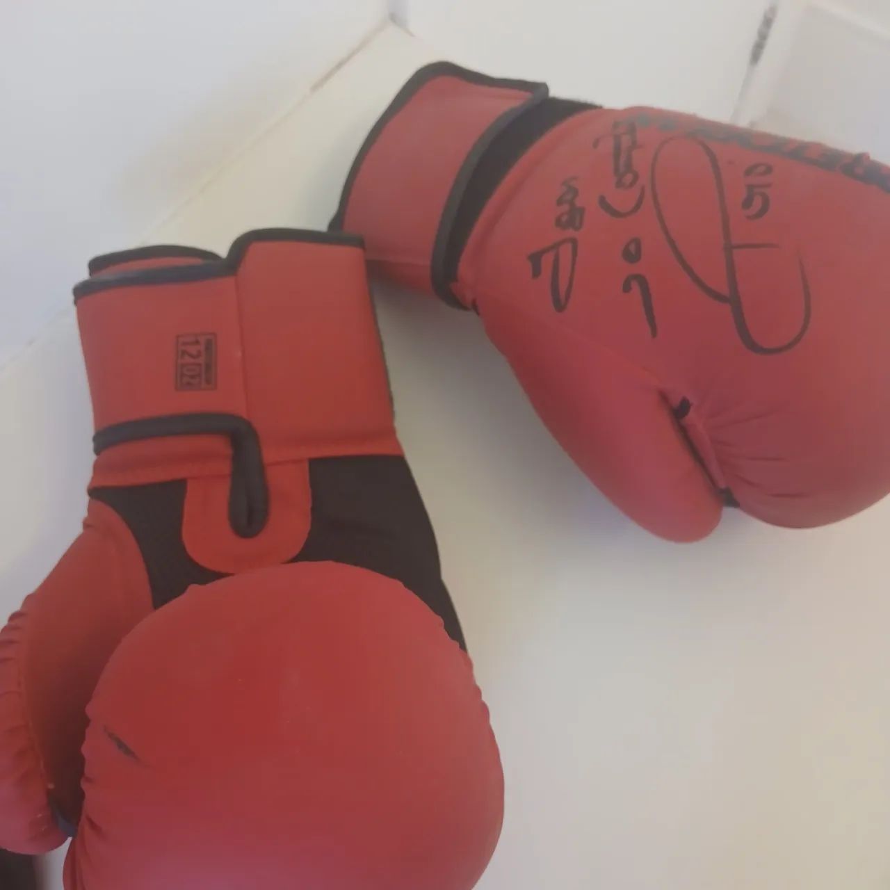 Luva de boxe Autografada pelo lutador Popo Freitas!! + Bandagem Vermelha!! - Foto 3