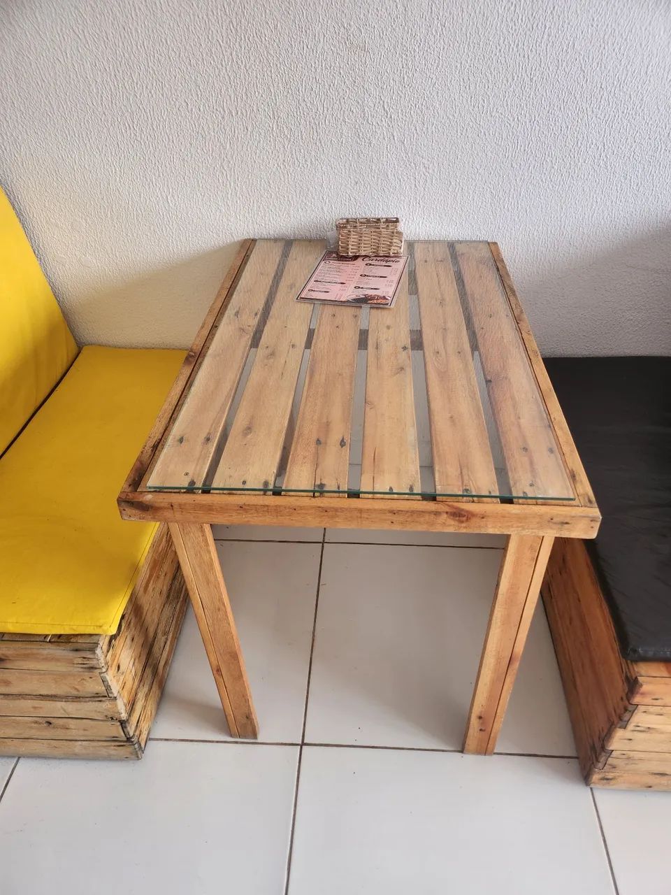 MESA DE MADEIRA COM TAMPO DE VIDRO - Foto 2