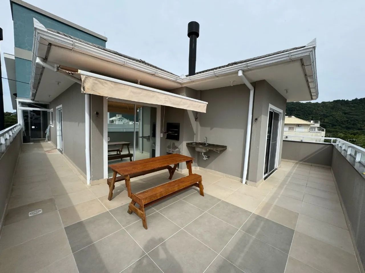 Cobertura mobiliada com 3 dormitórios + terraço à 600m da Praia dos Ingleses!