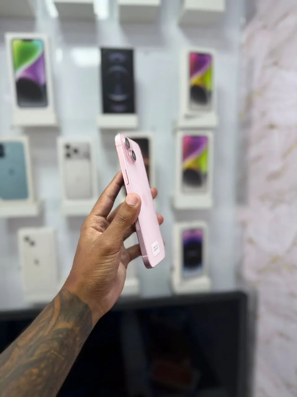 IPHONE 15 PLUS 128GB ROSA<br>R$ 3.499,00 - Foto 2