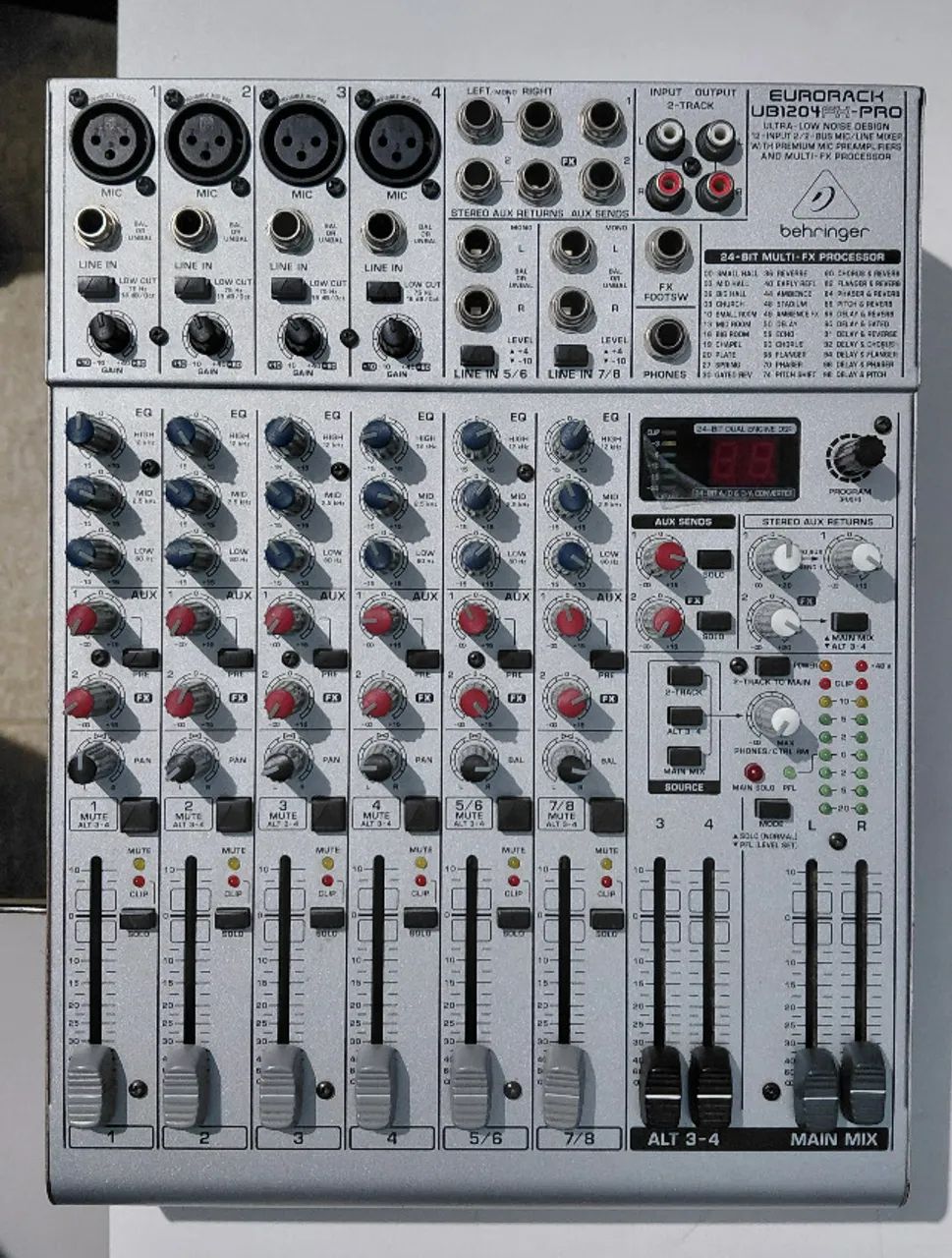 Mesa de som Behringer UB1204FX-PRO