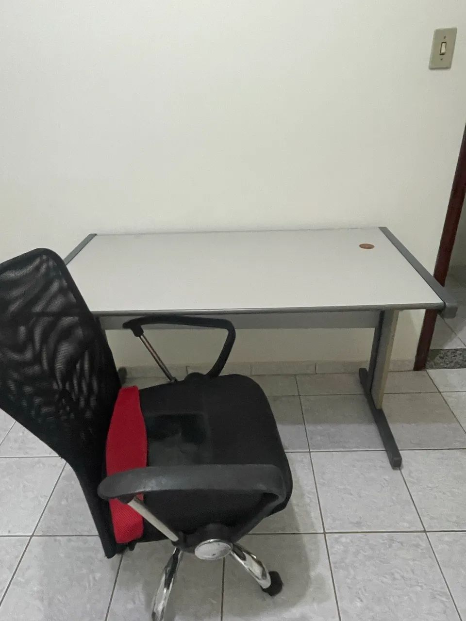 Mesa e Cadeira de Escritório 
