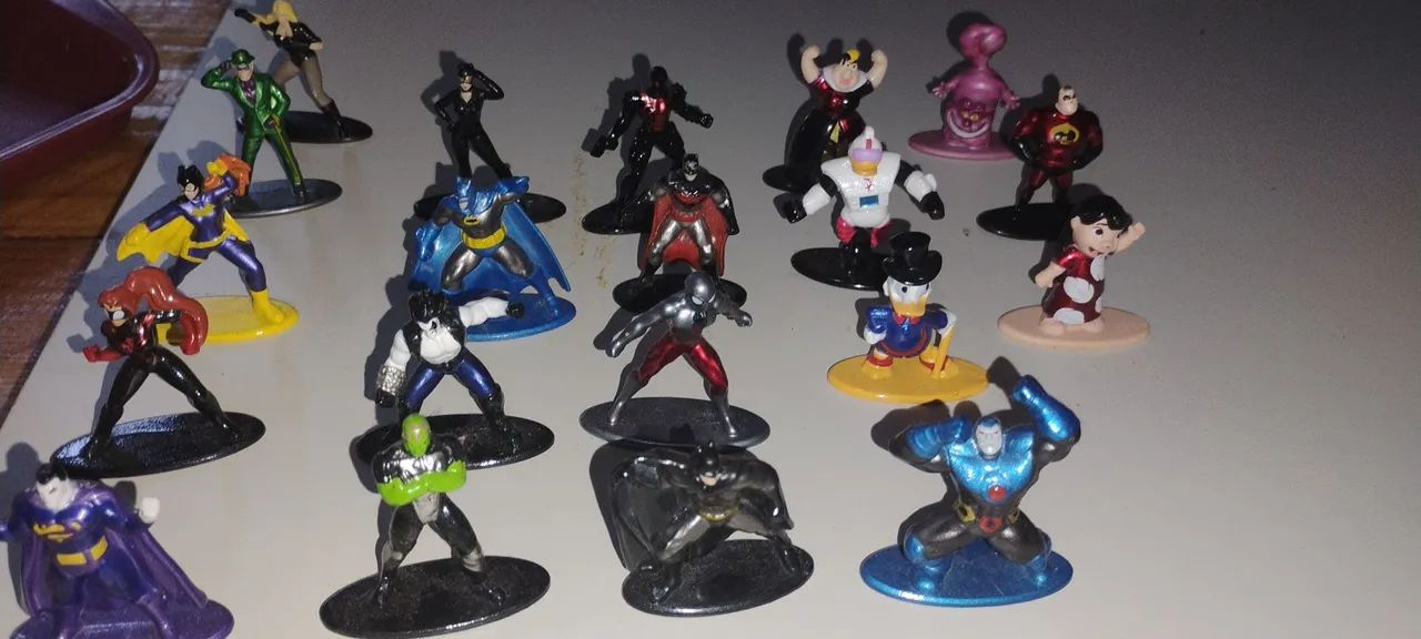 Nano metall da Marvel e Disney. 