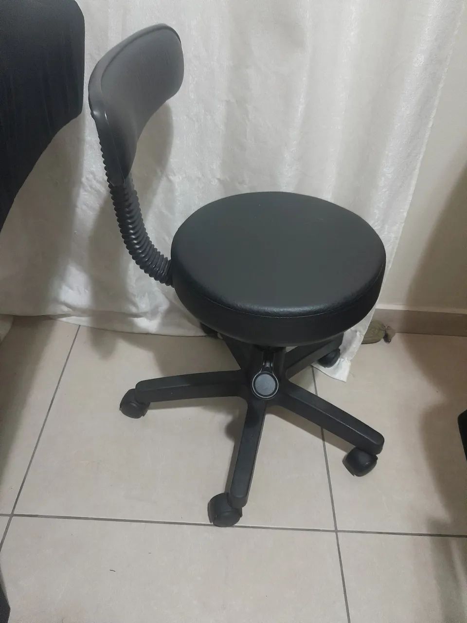 1 cadeira e 1 mocho