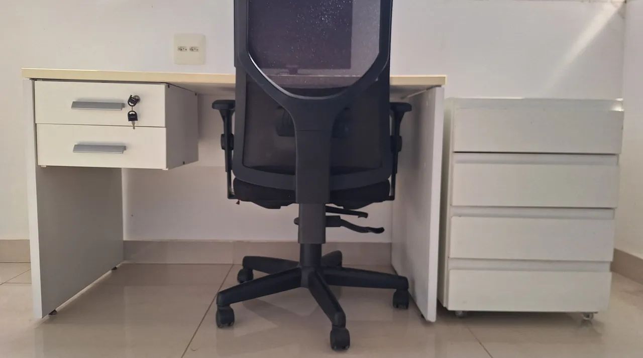 Escrivaninha e Gaveteiro 
