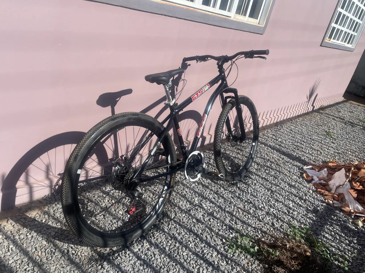 Bicicleta aro 29 em bom estado - Foto 4