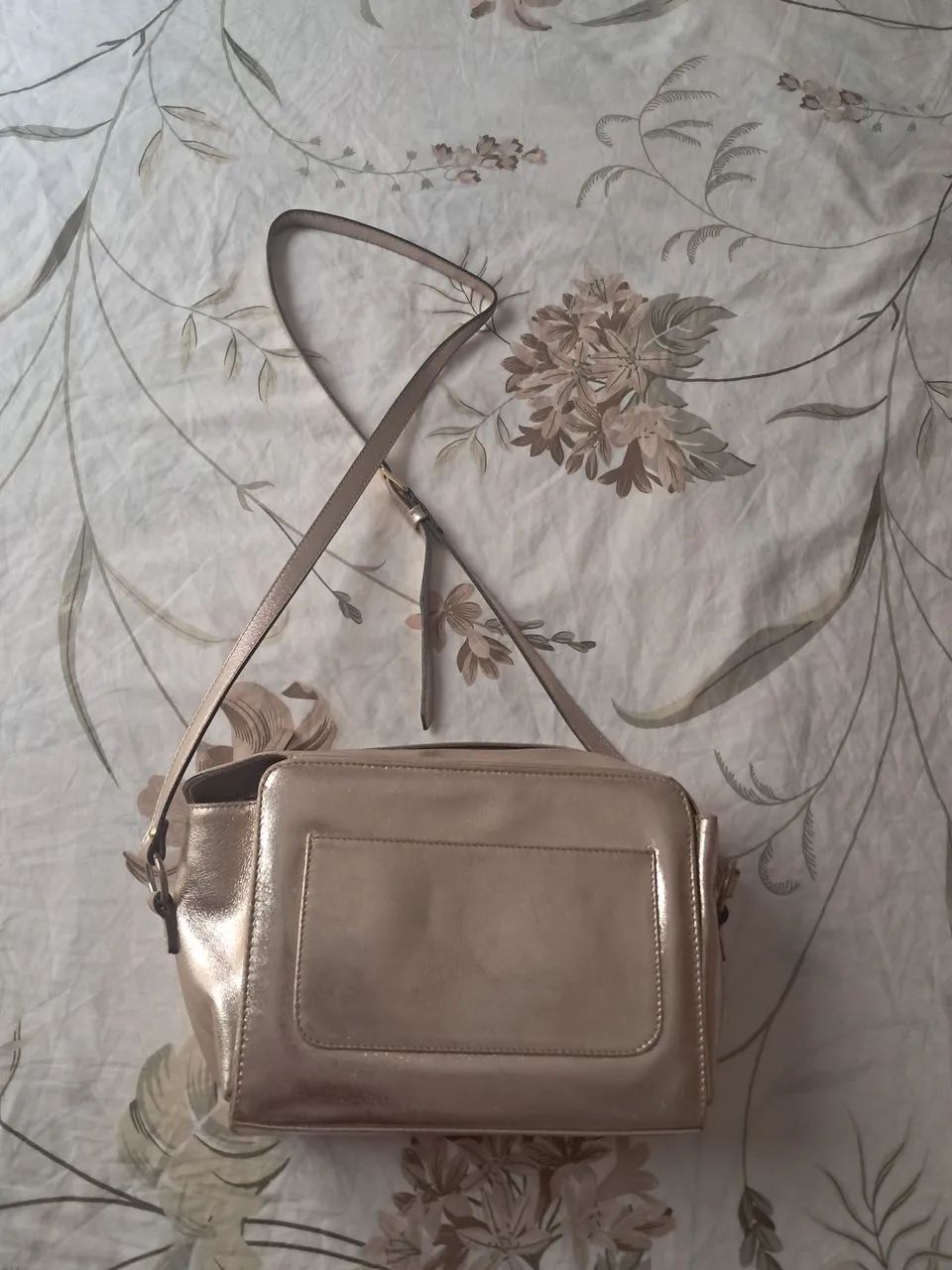 Bolsa semi nova dourada de couro - Foto 2