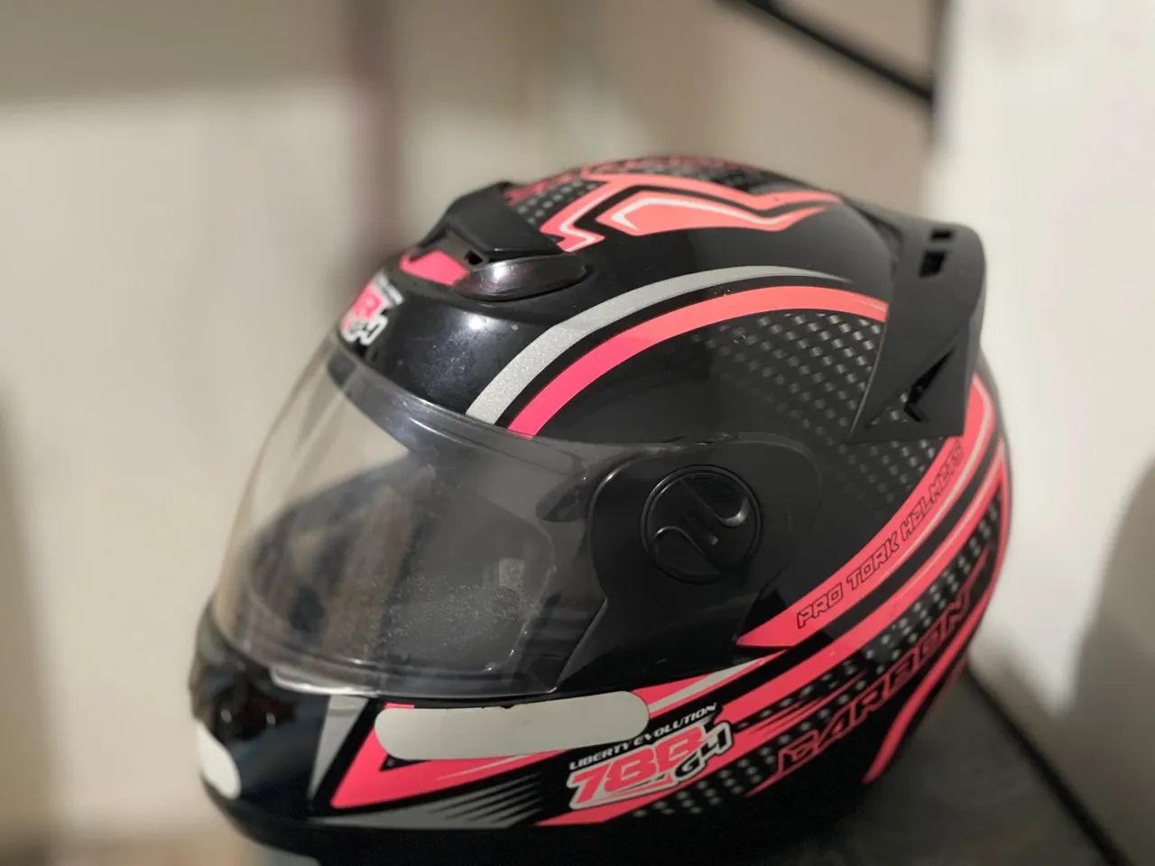 Capacete semi novo 