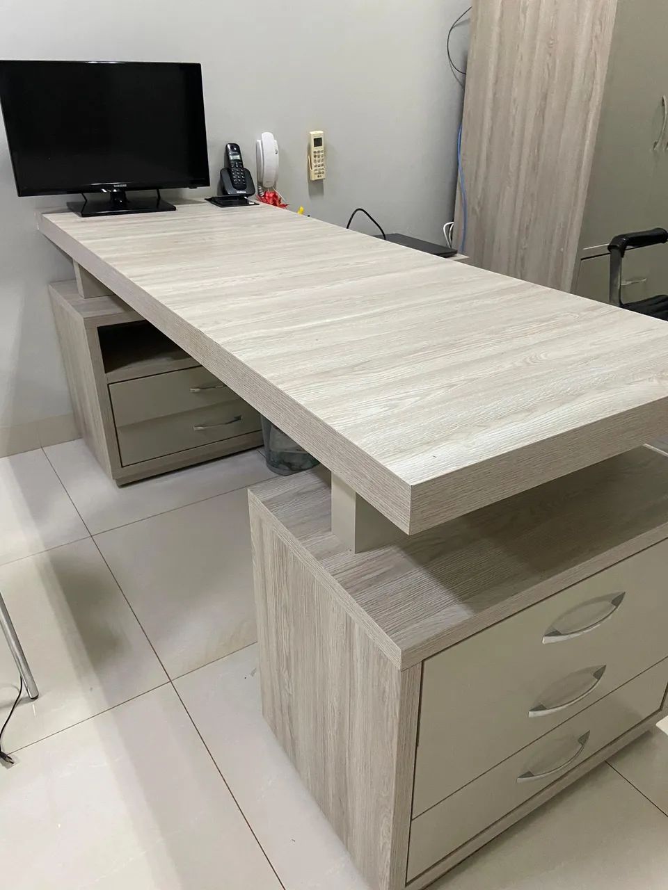 Mesa L de escritório com 2 Armários e Nincho