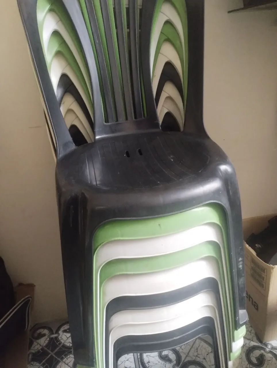 Cadeira de plastico no precinho pra levar logo - Foto 4