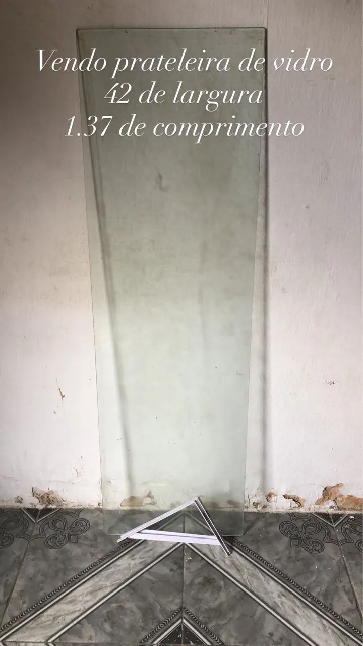 Prateleira de vidro com mão francesa 