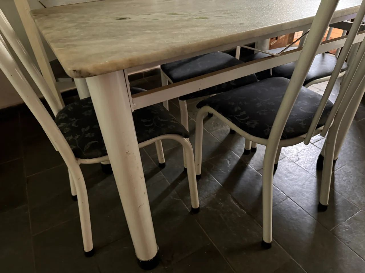 Mesa de mármore com 4 cadeiras  - Foto 2