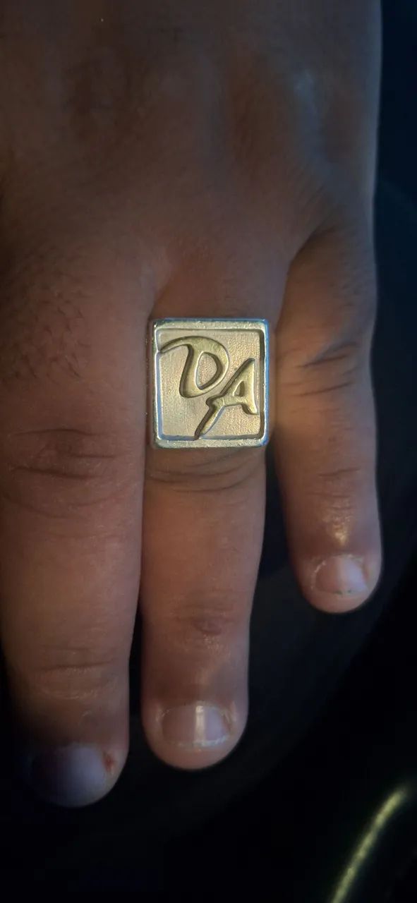 Vendo Deidera de prata com letras de ouro 