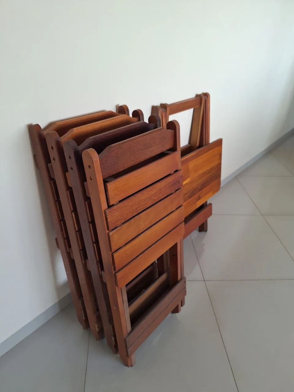 Mesa de madeira c/ cadeiras desmontável  - Foto 4