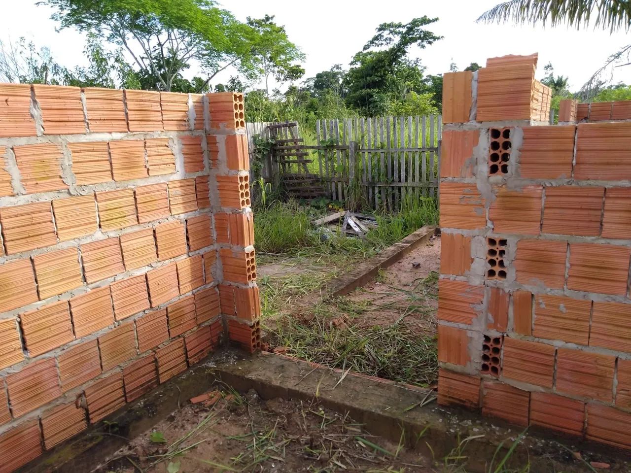 VENDO TERRENO COM CASA EM PRÉ-CONSTRUÇÃO - Foto 2
