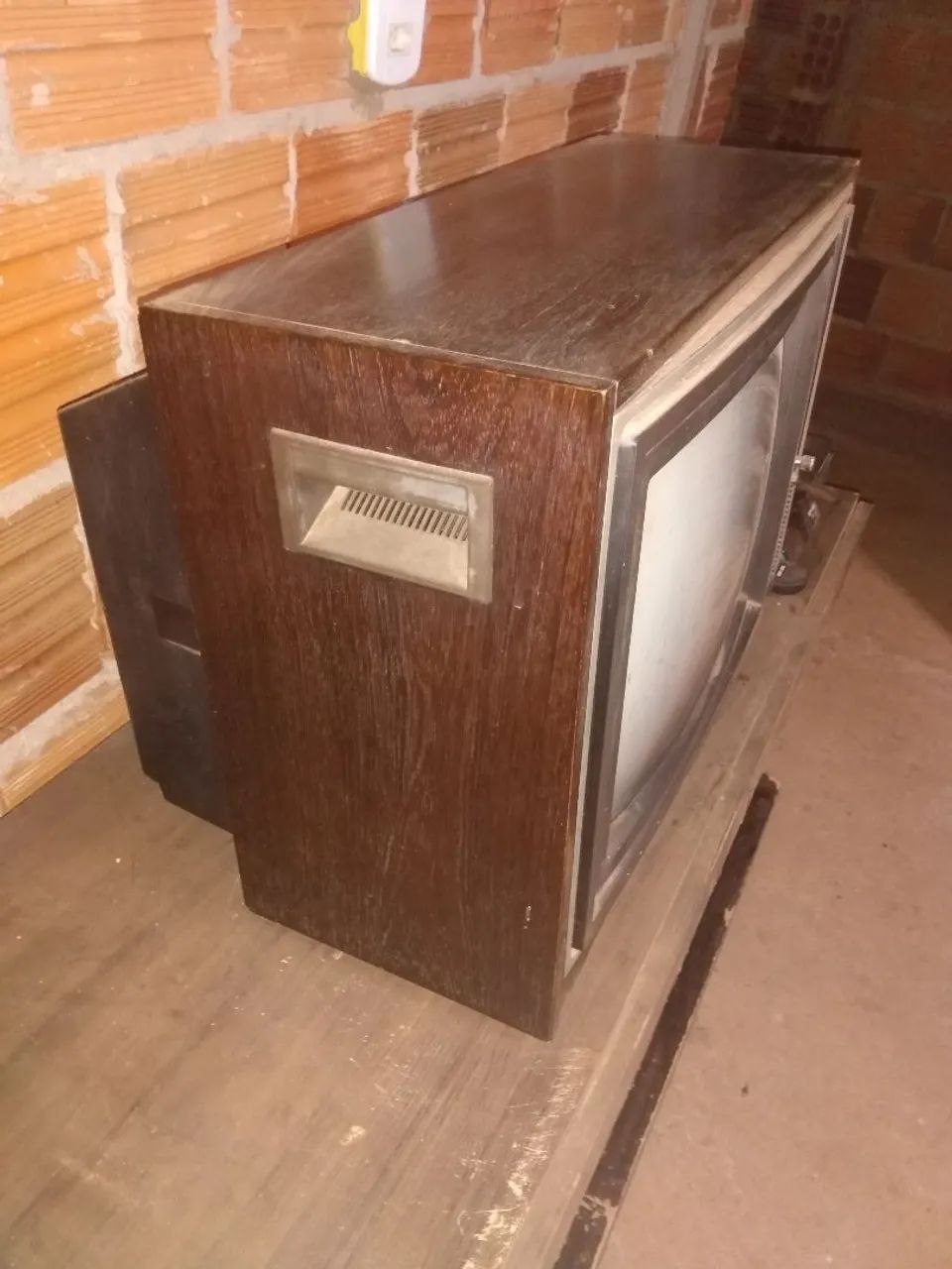 Televisão antiga de madeira (Funcionando) com controle  - Foto 4