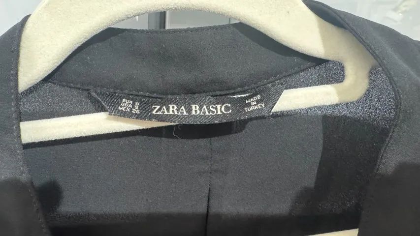 Camisa Preta Elegante com Pérolas nos Punhos Zara - Tamanho P - Foto 4