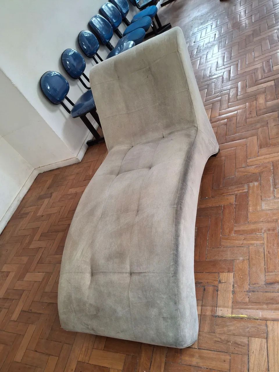 Divã em tecido suede, cor bege