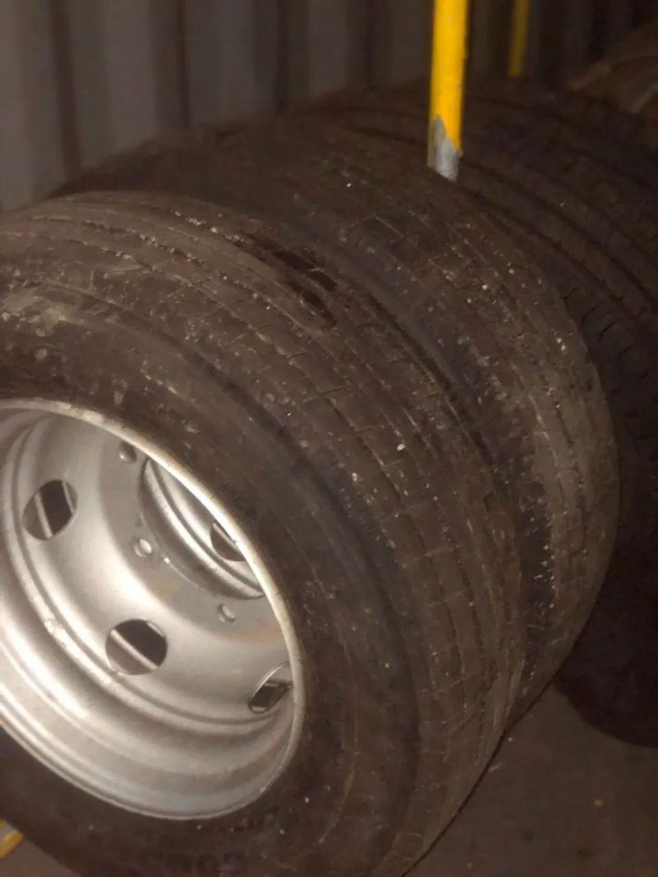 Vendo 2 pneus novos modelos 215/75/17.5  com as rodas novas também 