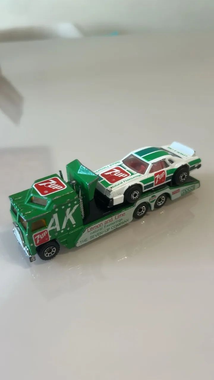 Matchbox Kenworth Cabover Racing Transporter + Chevy Stocker Verde (Usado) - Foto 3
