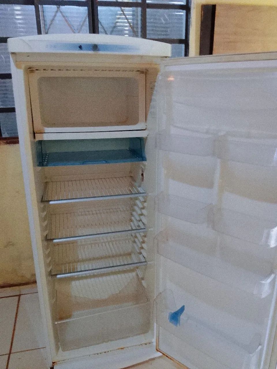 Vendo geladeira funcionando perfeitamente  - Foto 4