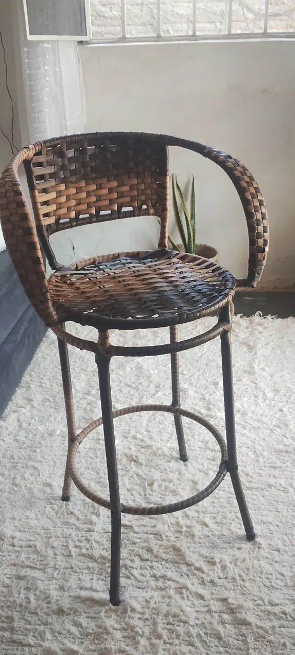 Conjunto mesa com 3 cadeiras altas