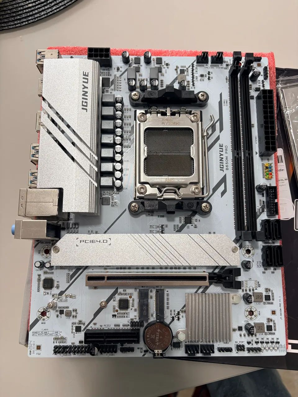 Placa mãe AM5 Branca B650M Pro JGINYUE (nova) 
