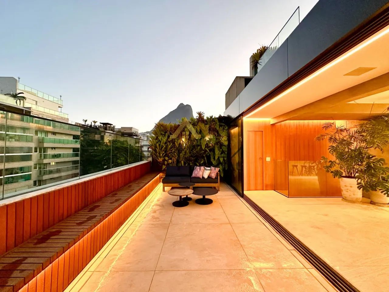 Cobertura de Luxo no Leblon | Piscina, Espaço Gourmet e Vista Deslumbrante para o Dois Irm