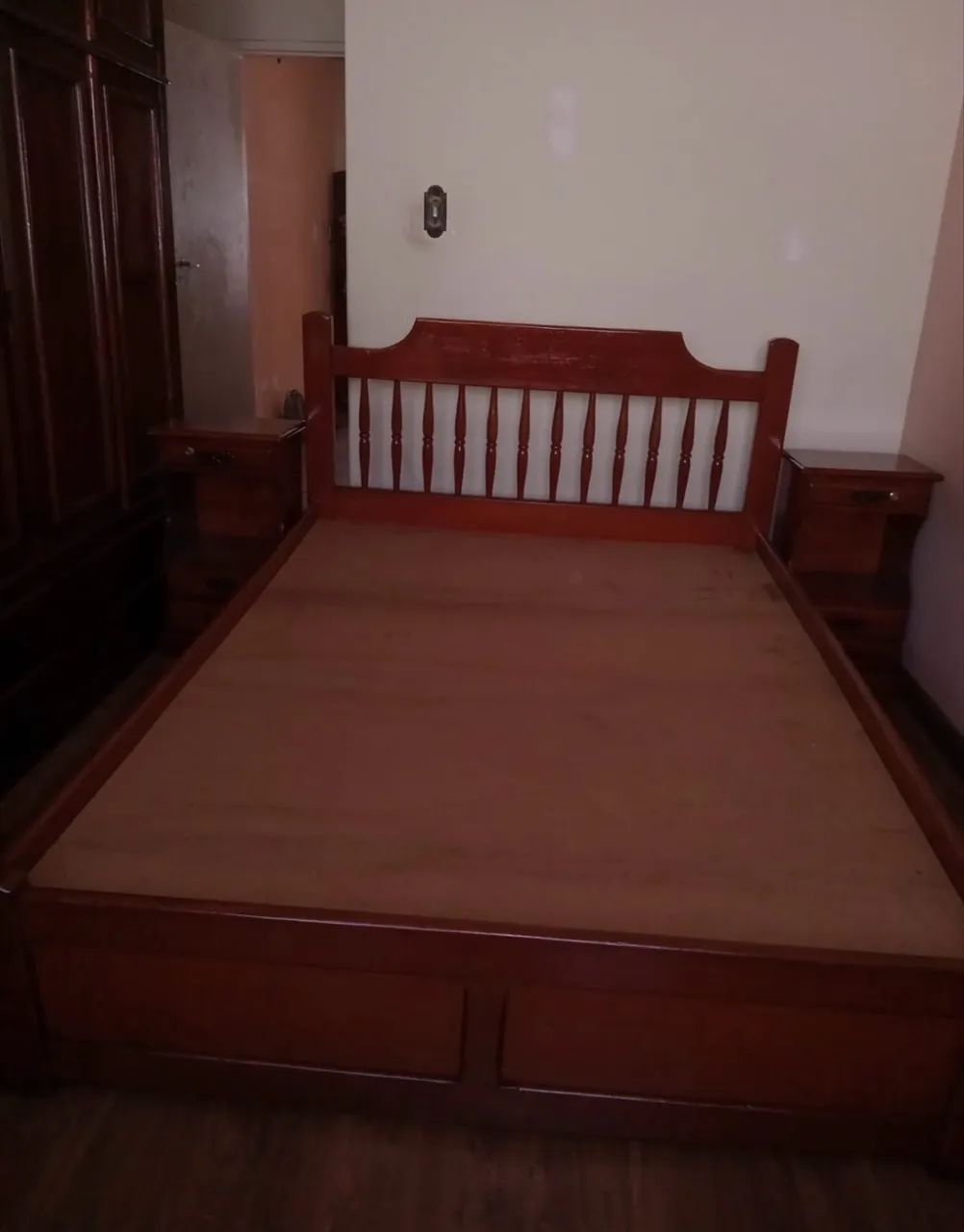 Cama sem colchão com criado combinando