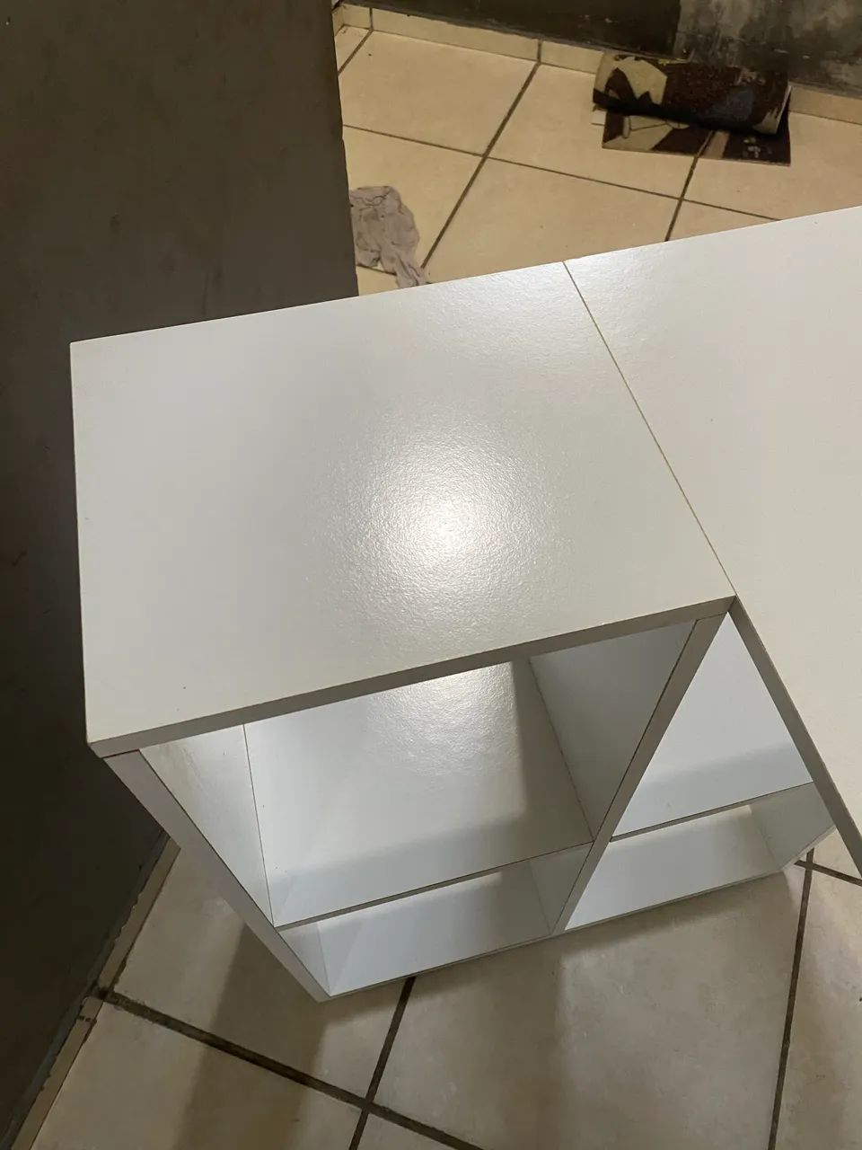 mesa em L branca com nichos - Foto 4