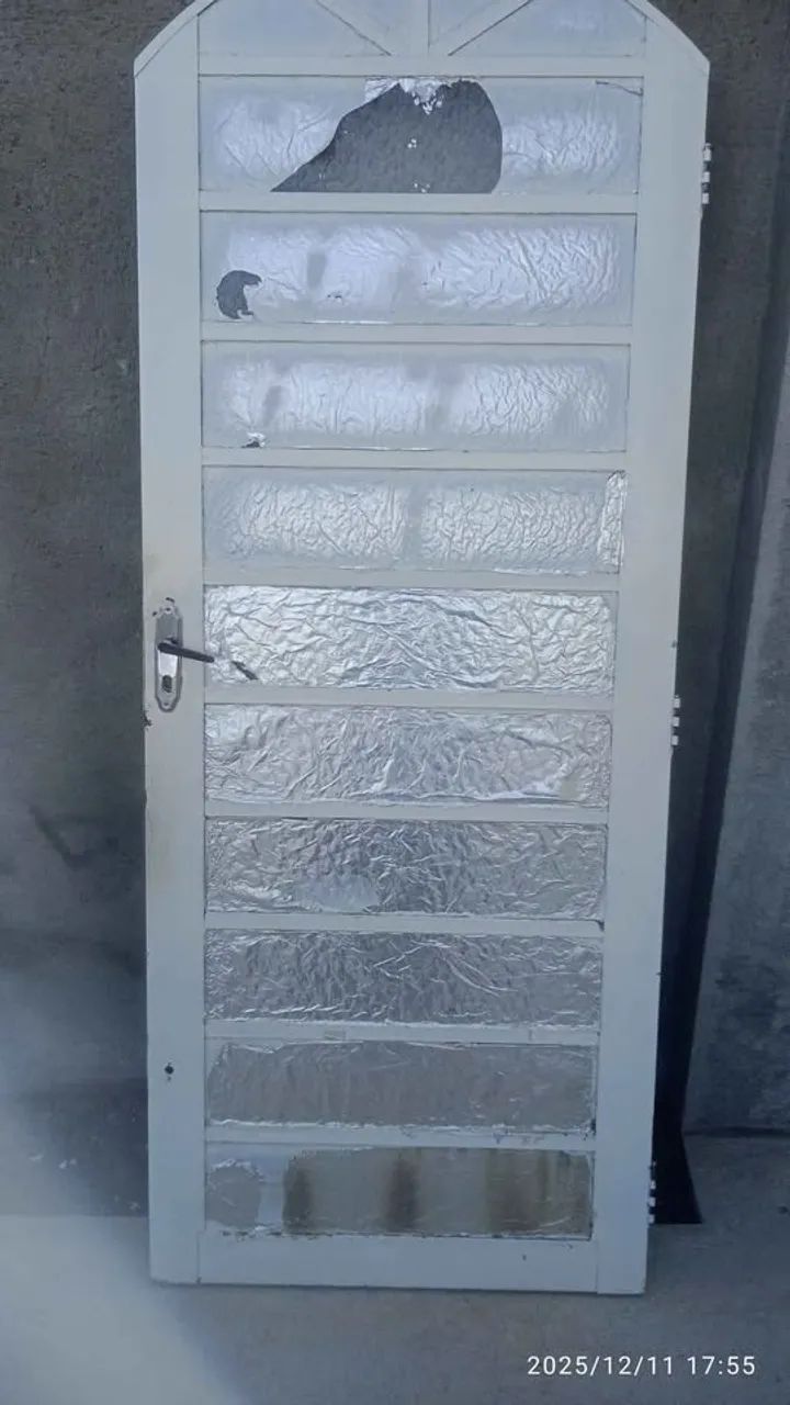Porta retrô com vidros. Não tem portal. 