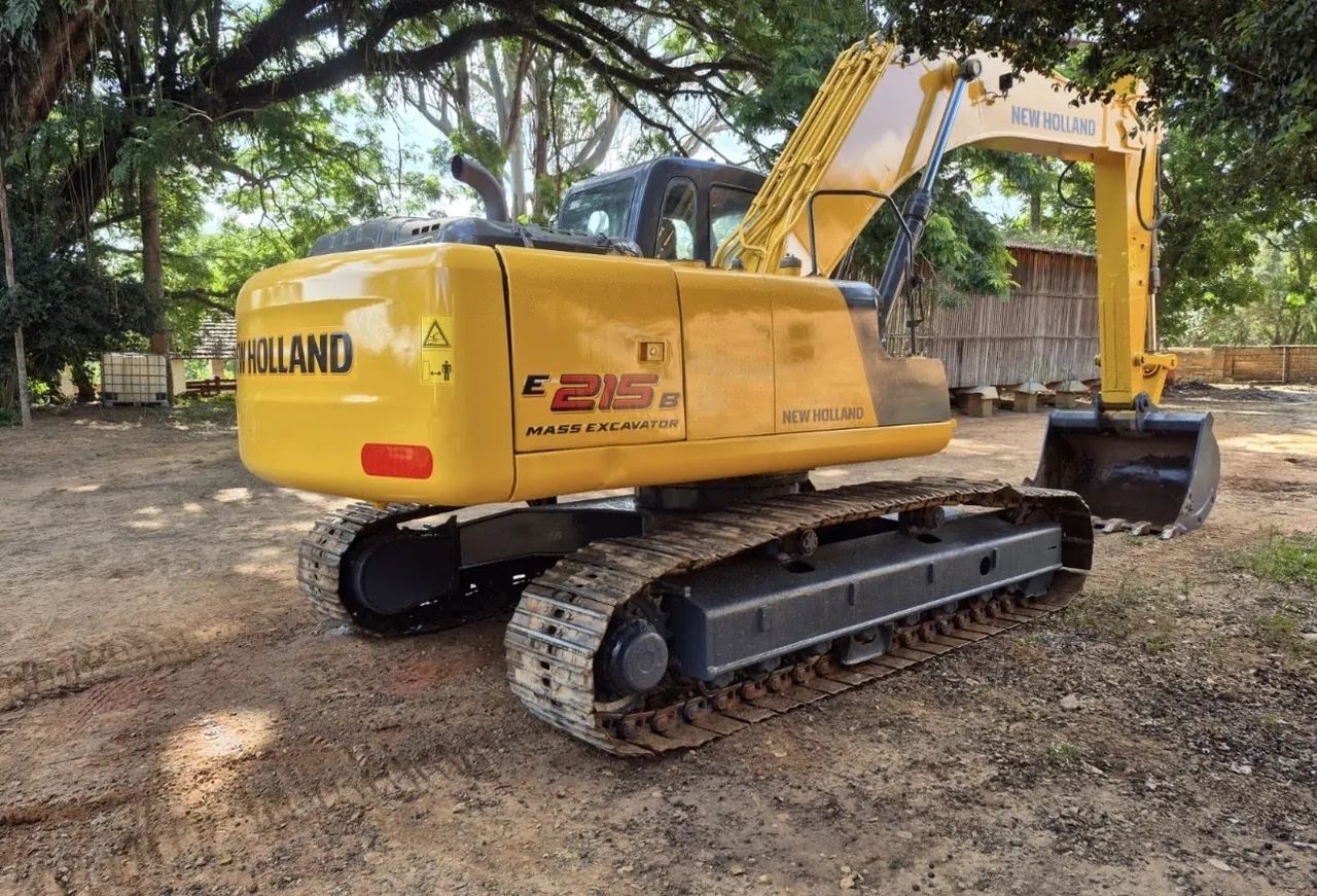 Escavadeira New Holland E 215 B ano 2014, com 5.000 horas, ar condicionado, em SP - Foto 3
