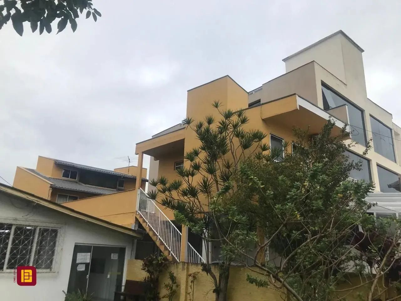 Vende-se uma edificação no centrinho da Lagoa Da Conceição, com 8 quartos