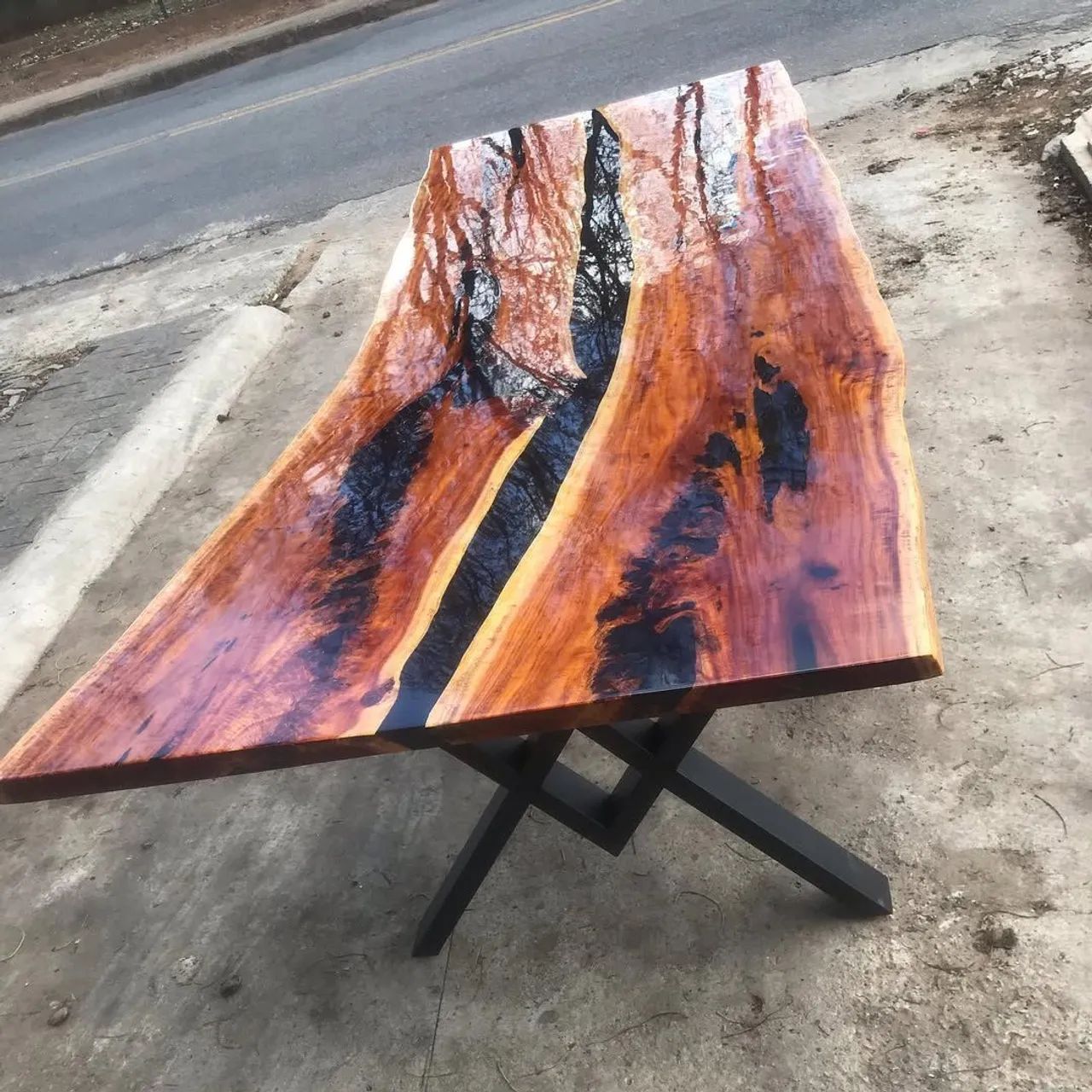 Mesa de Madeira maçiça e resina epoxi - Foto 5