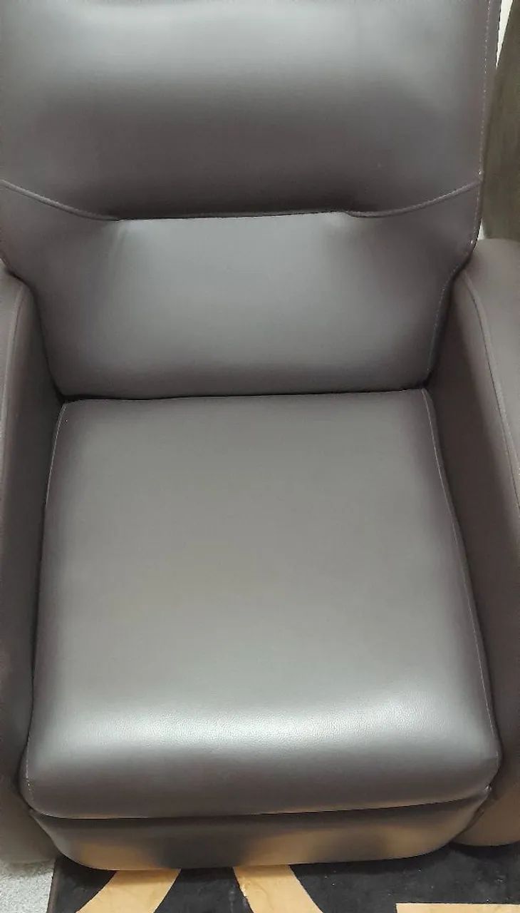 Vendo. Poltrona Reclinável em perfeito estado. Material. Courvim.  Muito confortável.  - Foto 3
