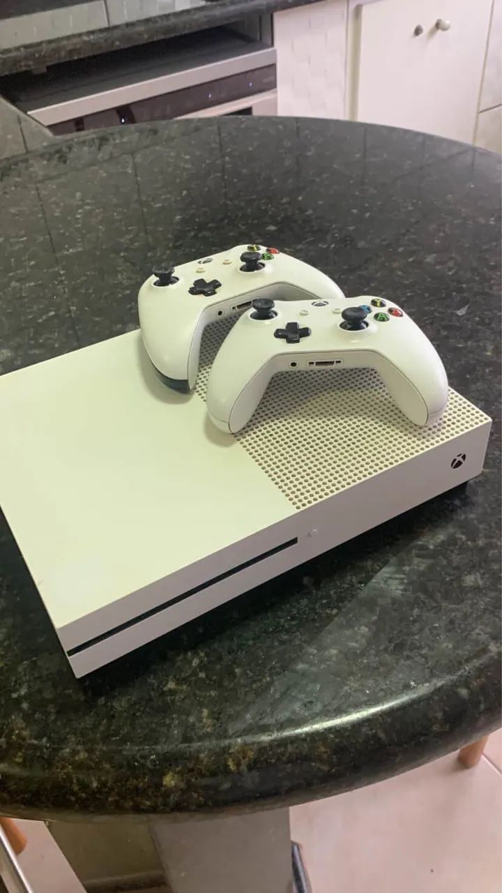 Xbox One s com dois controles 