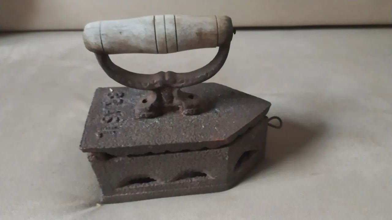 Ferro antigo de passar roupa  - Foto 2
