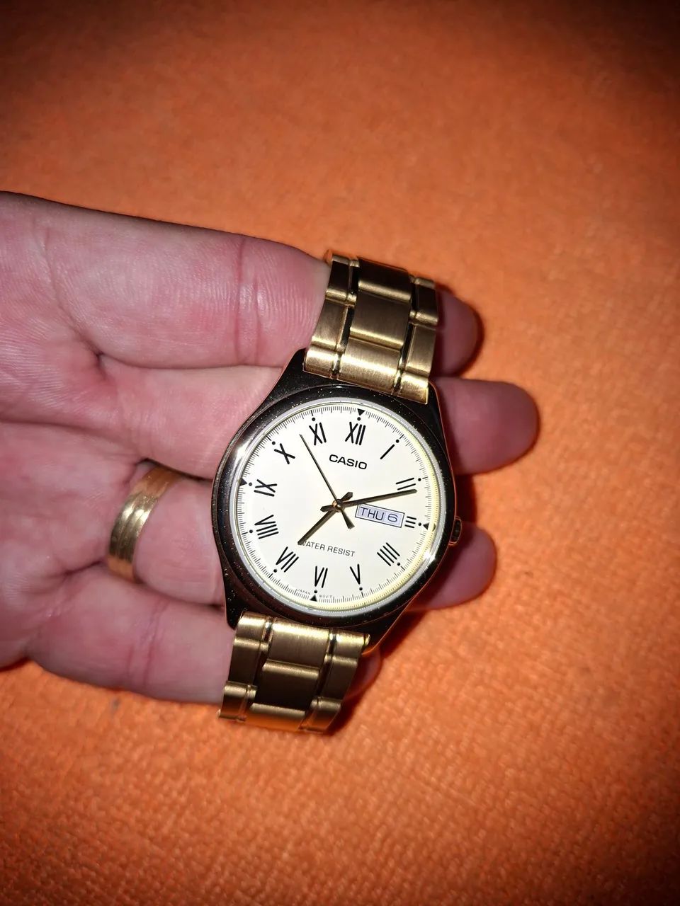 Casio dourado modelo MTP-V006G-9BUDF