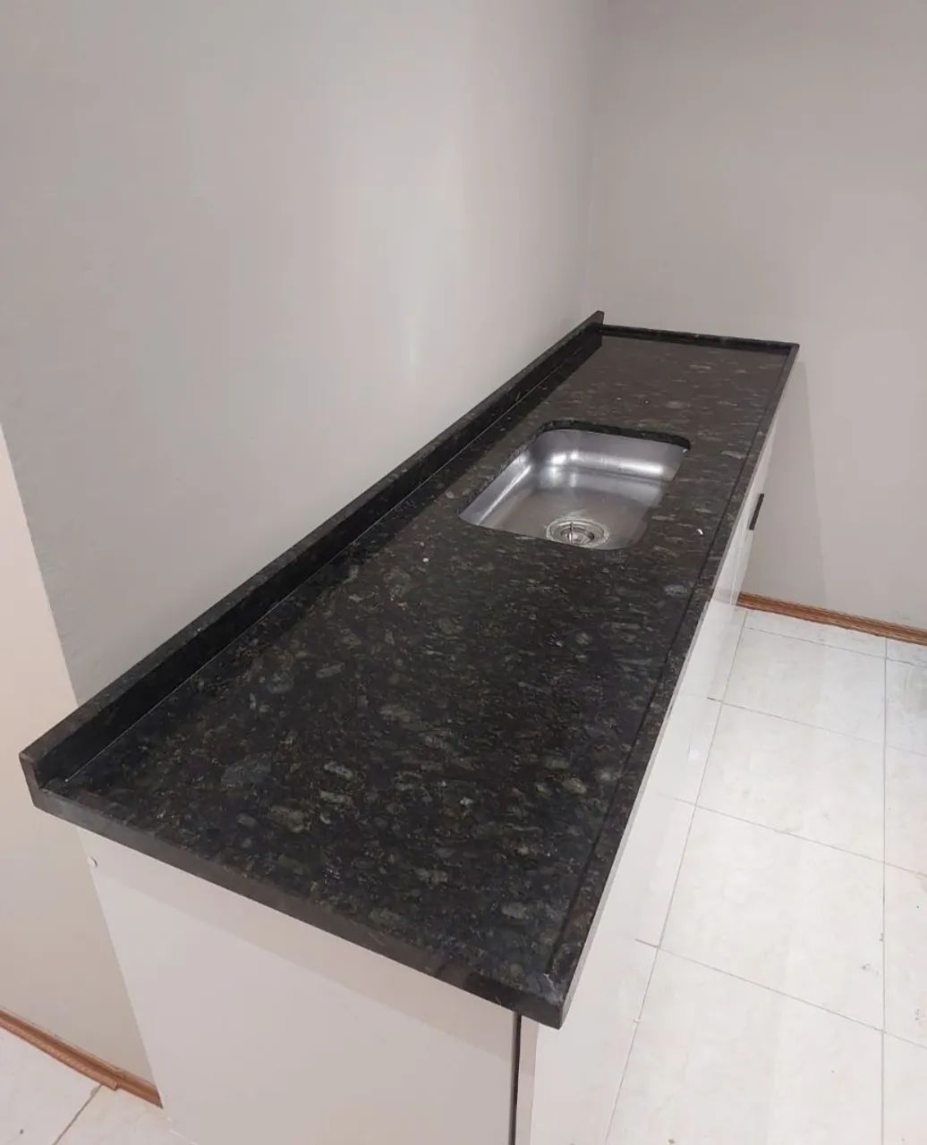 Pia de granito com gabinete de cozinha 2m - Foto 2