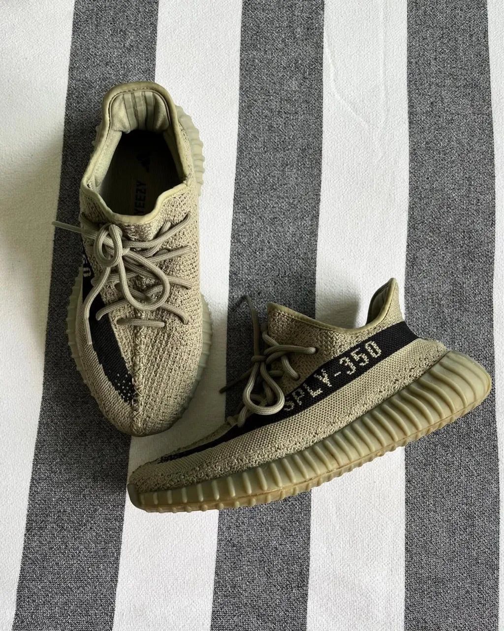 Tênis yeezy  - Foto 2