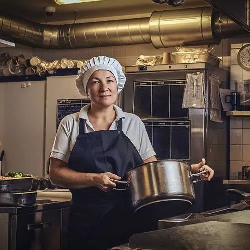 CONTRATA-SE COZINHEIRA COM EXPERIÊNCIA