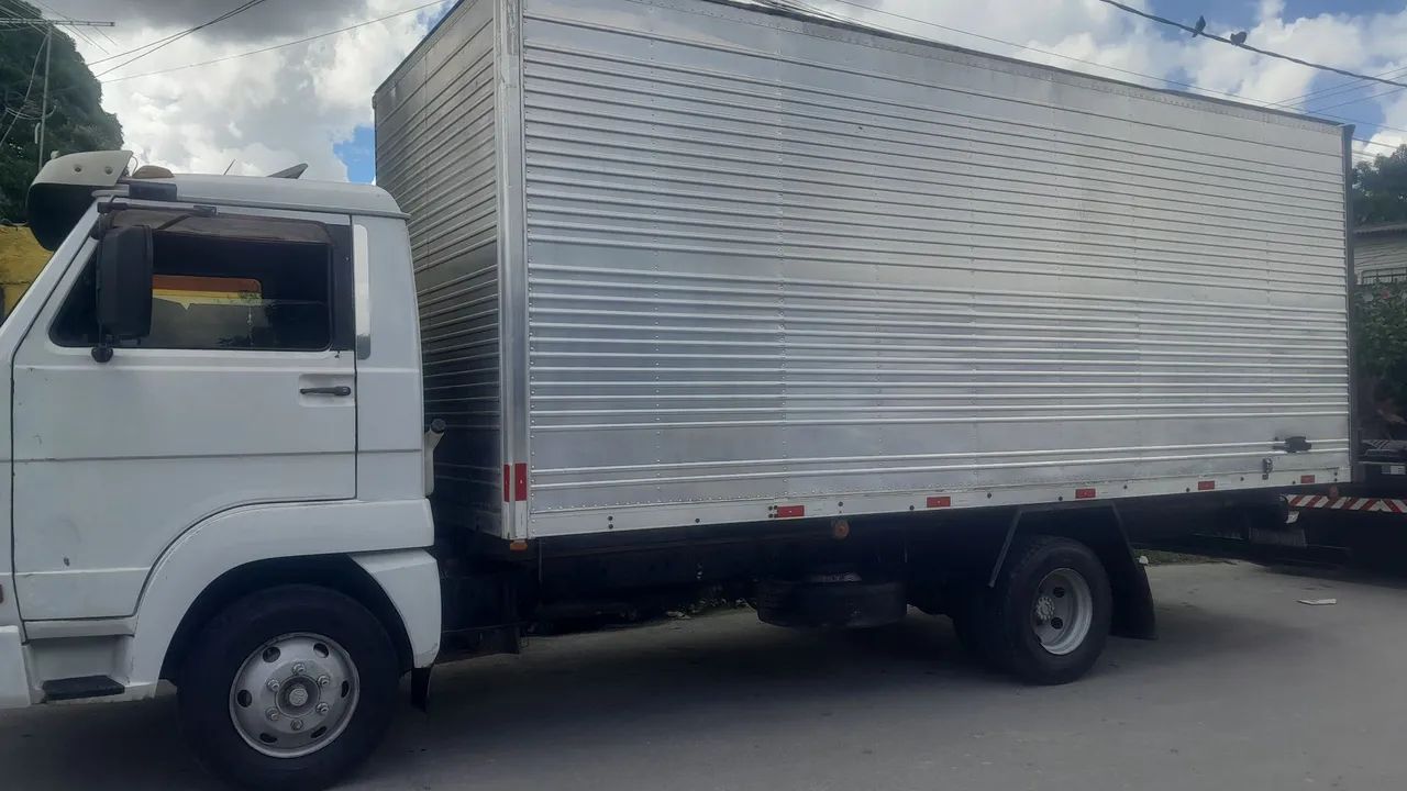 Caminhão baú mudanças 