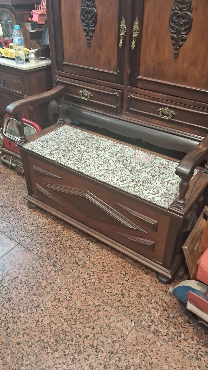 Belíssimo e Antigo Banco Baú em madeira com encosto que se destaca - Foto 4