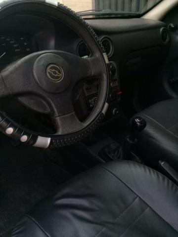 Carro está todo bom bem conservado