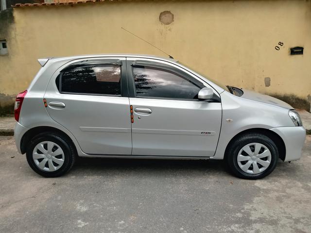 Toyota Etios hatch 1.3x prata 15/15 em Juiz de Fora -MG