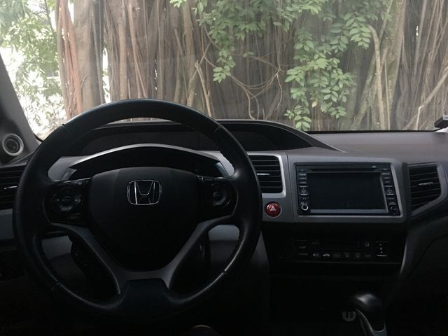 Vendo ou troco Honda Civic com teto solar e gnv com apenas 40 mil km imperdível - Foto 9