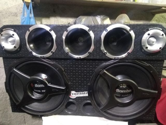 Som automotivo show por 1.650 reais.