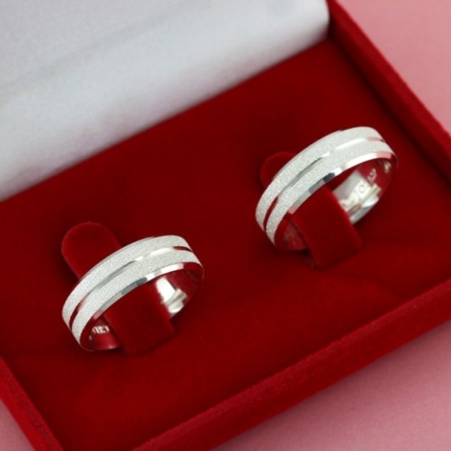 Par de alianças 5mm chanfrada diamantada e friso central - Prata 950 - Foto 2