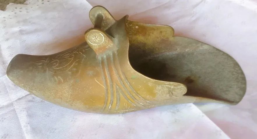 Estribo Arreio Sapata Infantill em Metal dourado ornada elementos vegetalista *Descrição - Foto 4