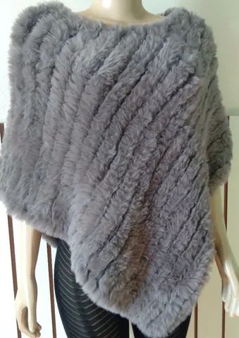 Poncho feminino modelo com bico cavado em lâ e pelo muito macio  - Foto 4